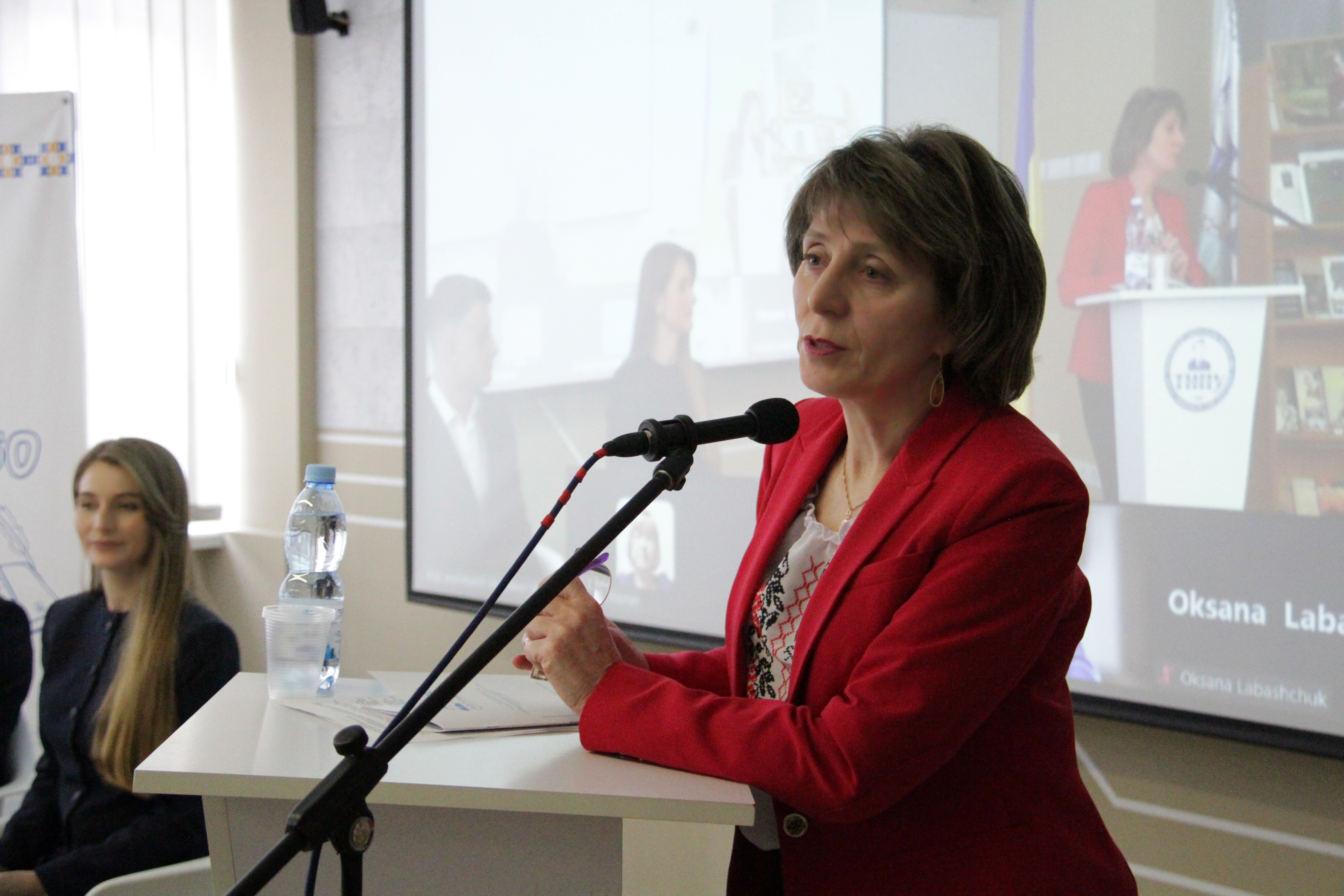 Dekanka fakultetu filolohii i zhurnalistyky Halyna Bachynska pid chas vystupu